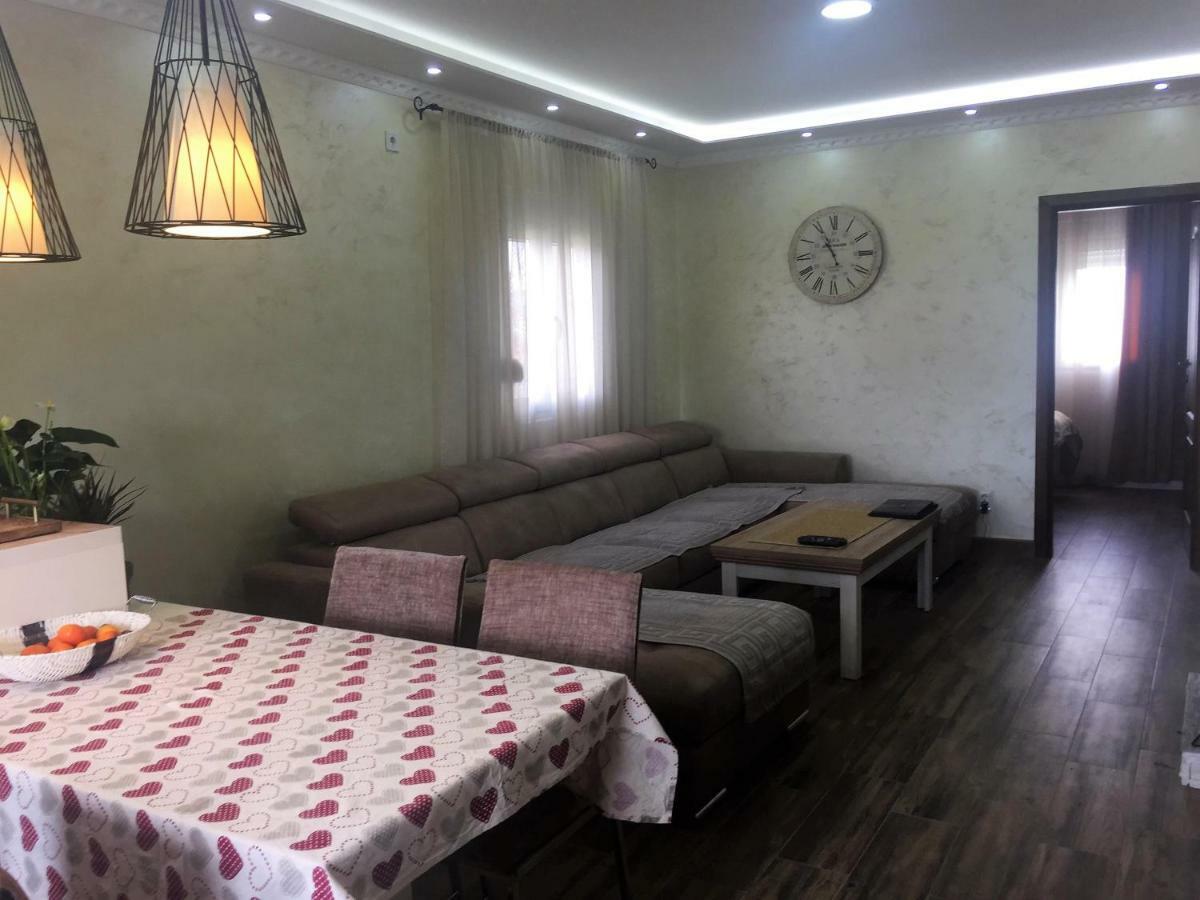 Eko Apartmani Krackovic Golubovci Buitenkant foto