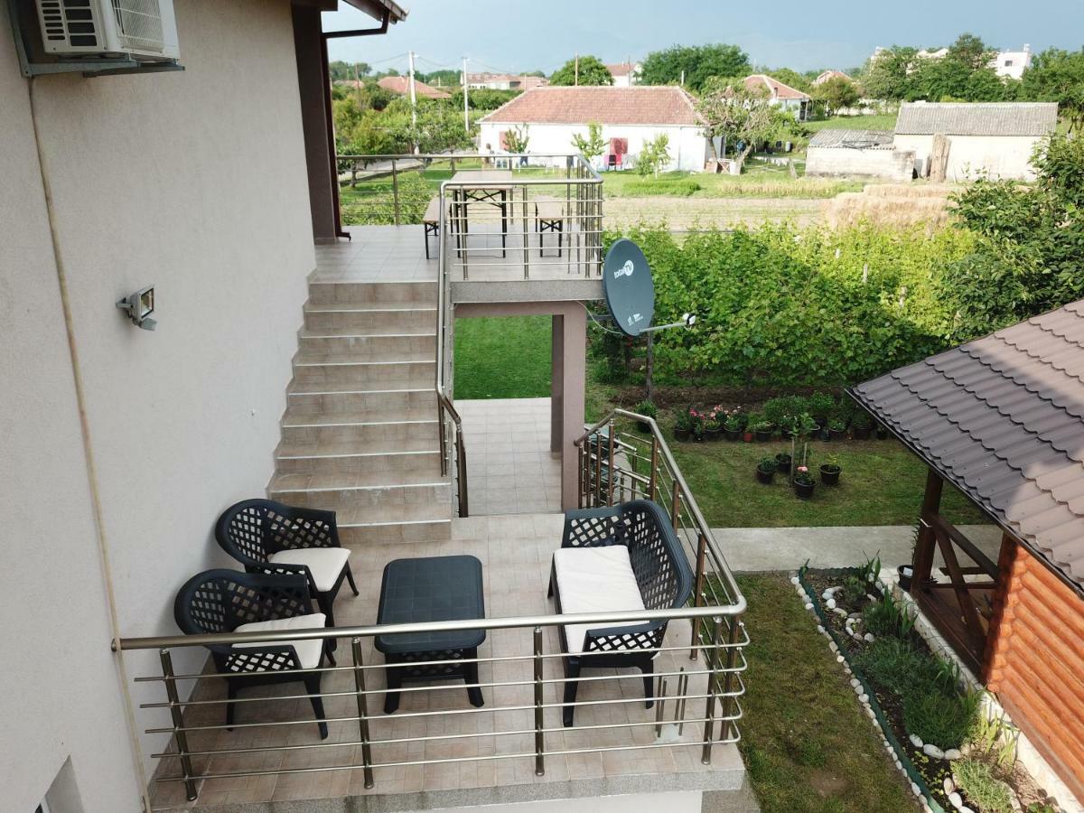 Eko Apartmani Krackovic Golubovci Buitenkant foto