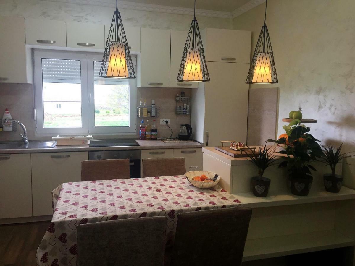 Eko Apartmani Krackovic Golubovci Buitenkant foto